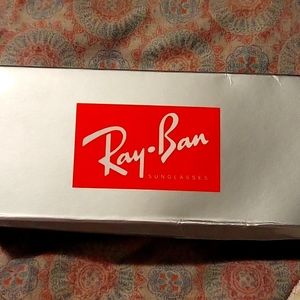 Is brand new men's ray Bang glasses Comes with Box glass case glass cleaner clot